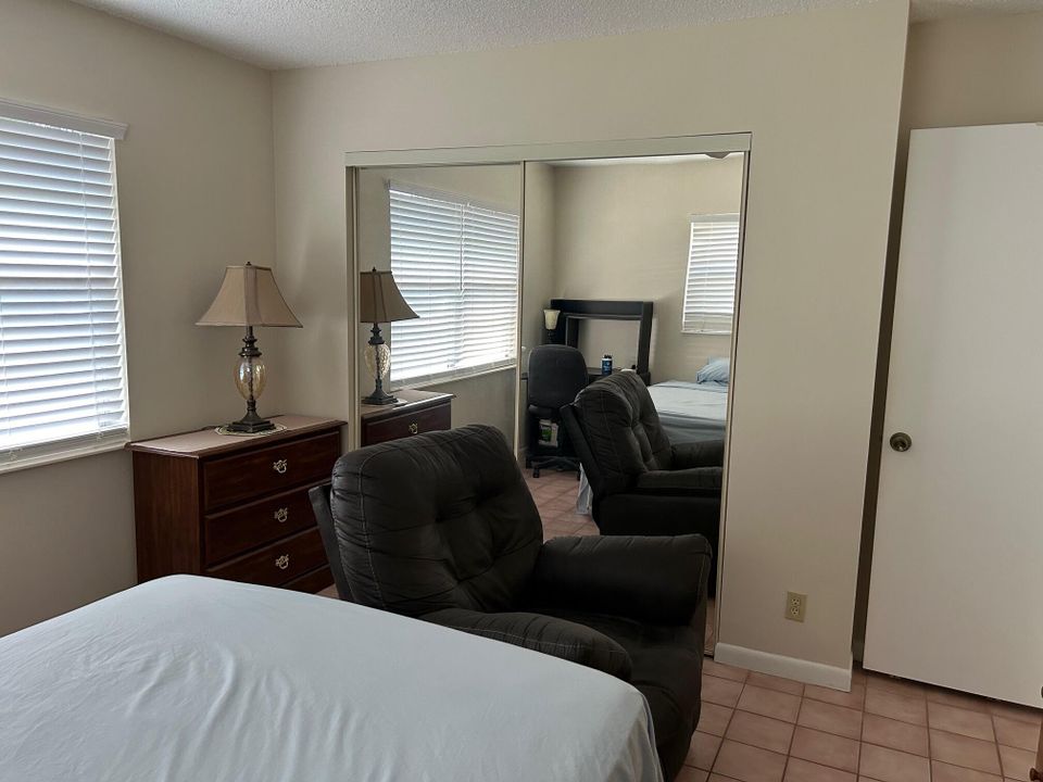 На продажу: $174,900 (2 спален, 2 ванн, 1009 Квадратных фут)