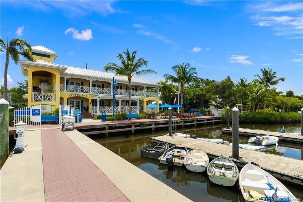 For Sale: $94,900 (1 beds, 1 baths, 696 Square Feet)