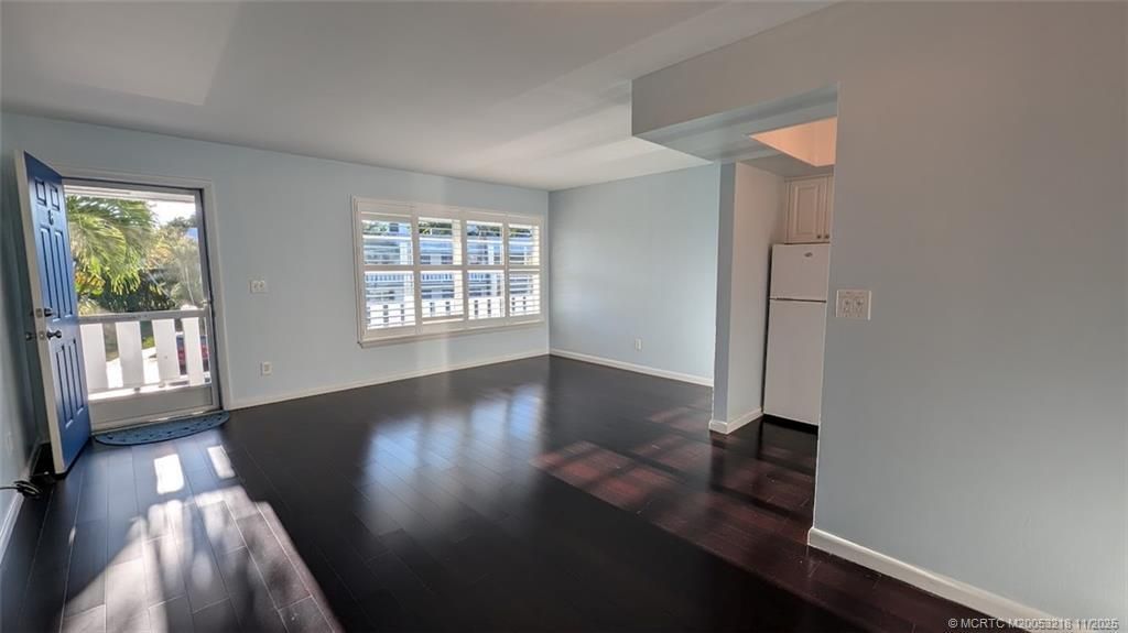 For Sale: $94,900 (1 beds, 1 baths, 696 Square Feet)