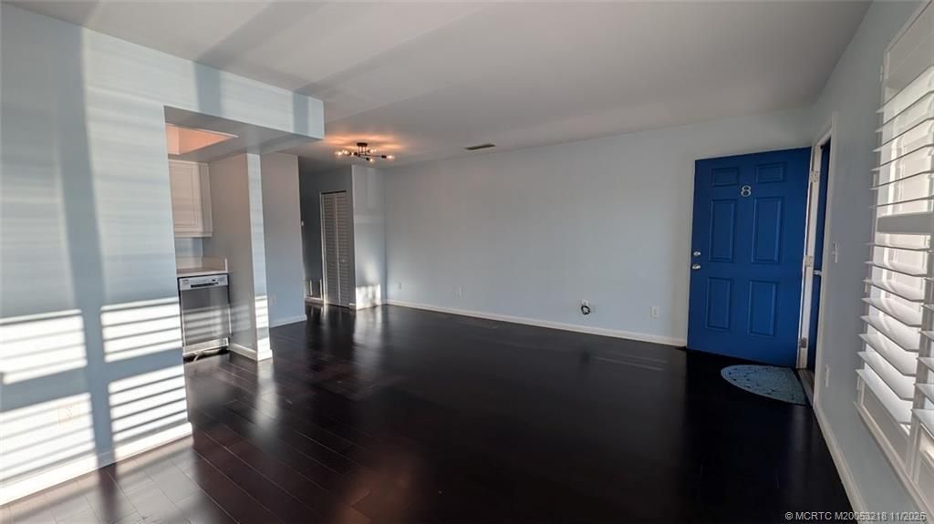 For Sale: $94,900 (1 beds, 1 baths, 696 Square Feet)