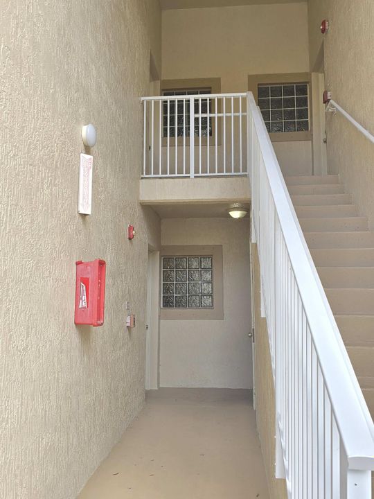 Под контрактом: $220,000 (3 спален, 2 ванн, 999 Квадратных фут)