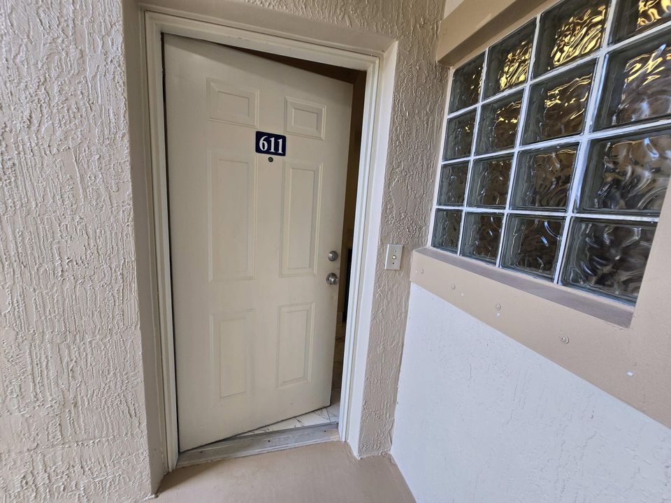 Под контрактом: $220,000 (3 спален, 2 ванн, 999 Квадратных фут)