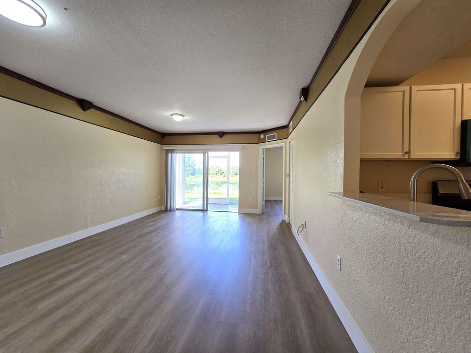 Под контрактом: $220,000 (3 спален, 2 ванн, 999 Квадратных фут)