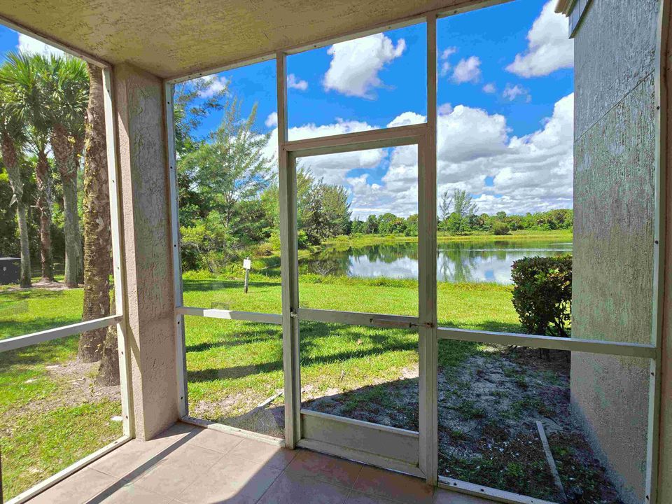 Под контрактом: $220,000 (3 спален, 2 ванн, 999 Квадратных фут)