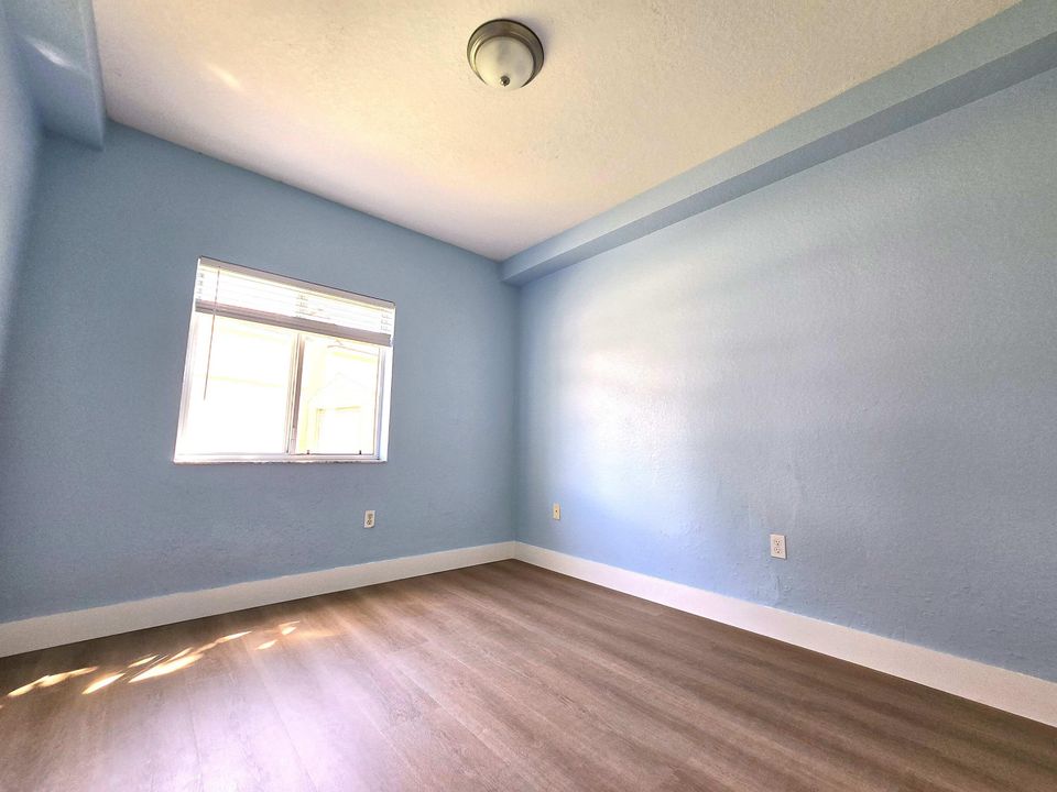 Под контрактом: $220,000 (3 спален, 2 ванн, 999 Квадратных фут)