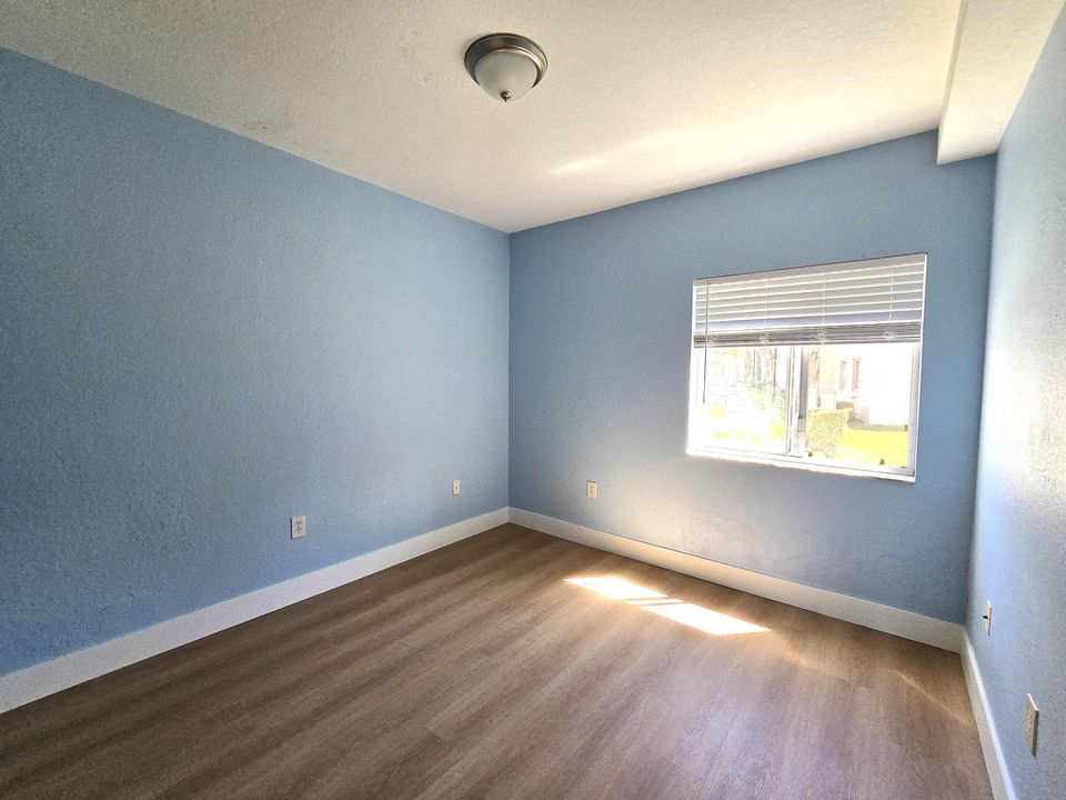 Под контрактом: $220,000 (3 спален, 2 ванн, 999 Квадратных фут)