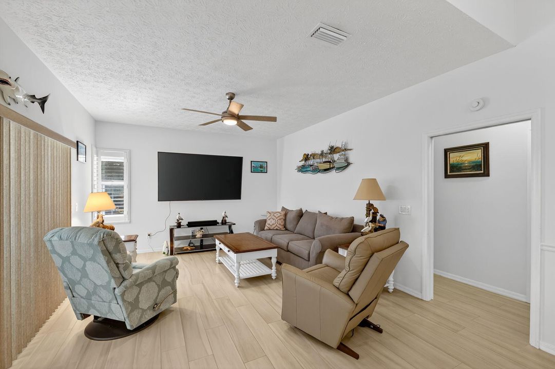 На продажу: $524,900 (3 спален, 2 ванн, 1993 Квадратных фут)