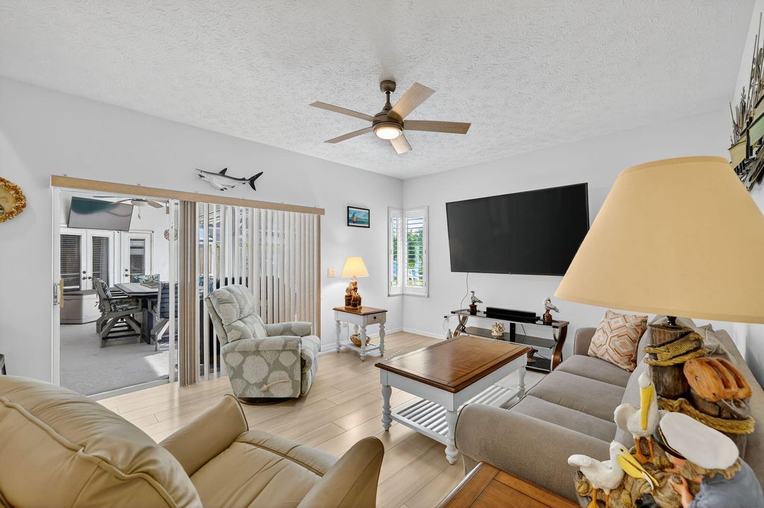 На продажу: $524,900 (3 спален, 2 ванн, 1993 Квадратных фут)