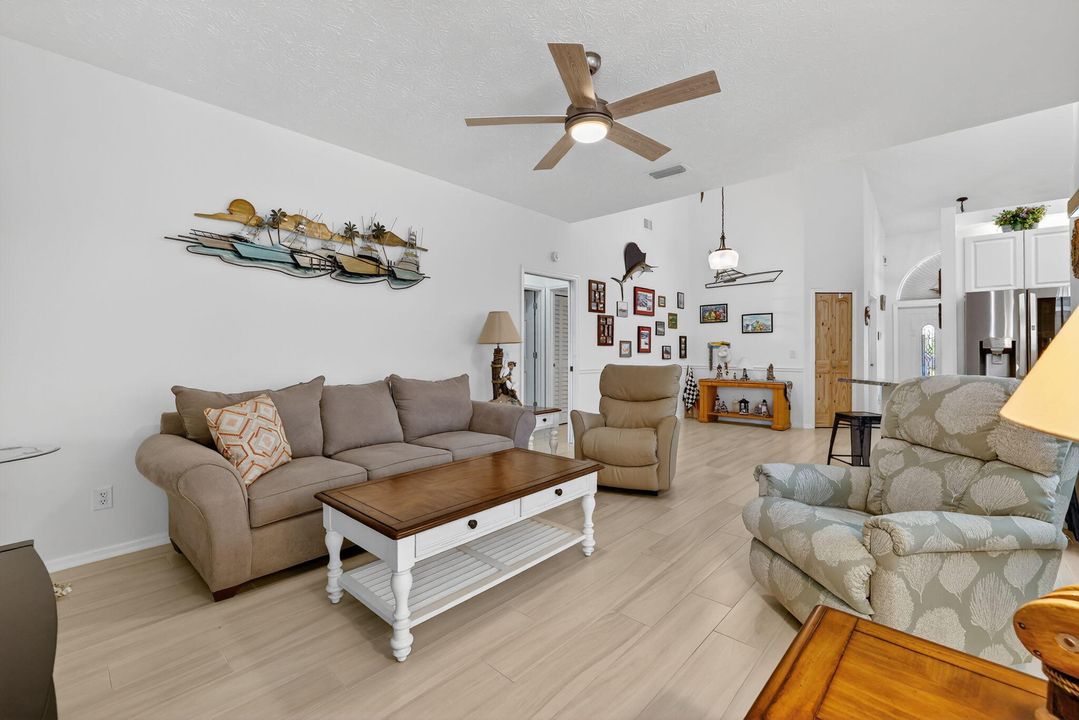 На продажу: $524,900 (3 спален, 2 ванн, 1993 Квадратных фут)