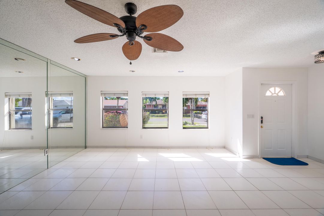 Под контрактом: $3,400 (3 спален, 2 ванн, 1729 Квадратных фут)