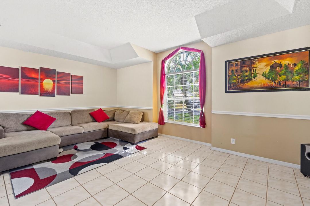 Activo con contrato: $668,000 (3 camas, 2 baños, 1926 Pies cuadrados)