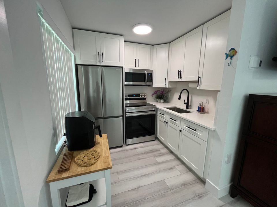 For Rent: $2,000 (1 beds, 1 baths, 319 Square Feet)