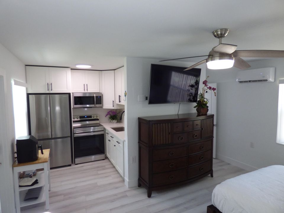 For Rent: $2,000 (1 beds, 1 baths, 319 Square Feet)