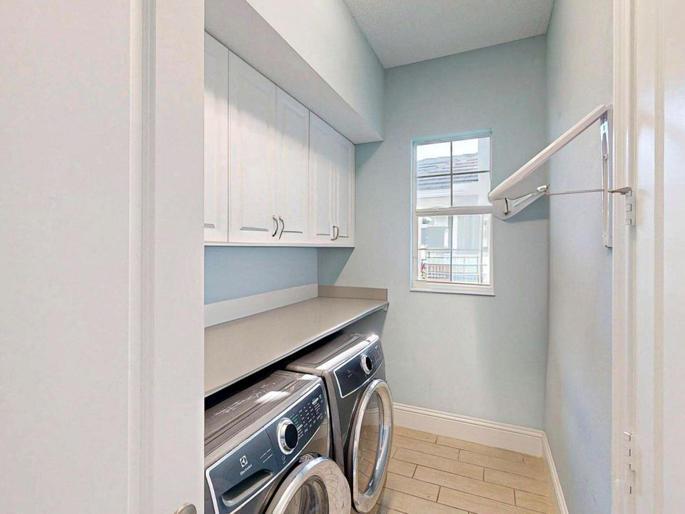 For Sale: $1,050,000 (4 beds, 3 baths, 3498 Square Feet)