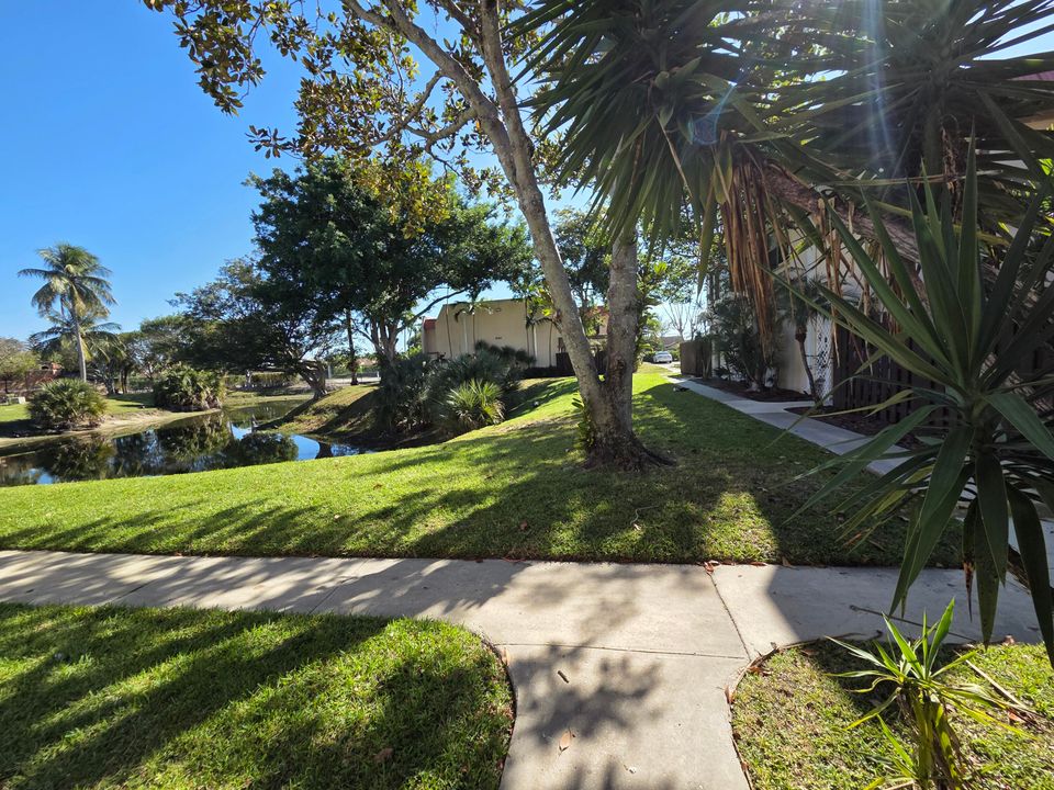 Activo con contrato: $2,350 (3 camas, 2 baños, 1600 Pies cuadrados)