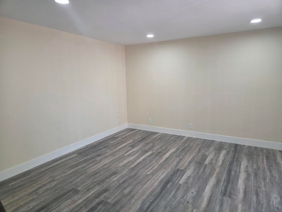 Activo con contrato: $2,350 (3 camas, 2 baños, 1600 Pies cuadrados)