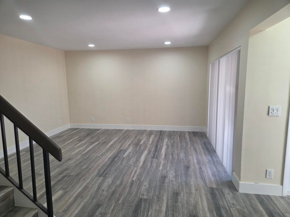 Activo con contrato: $2,350 (3 camas, 2 baños, 1600 Pies cuadrados)