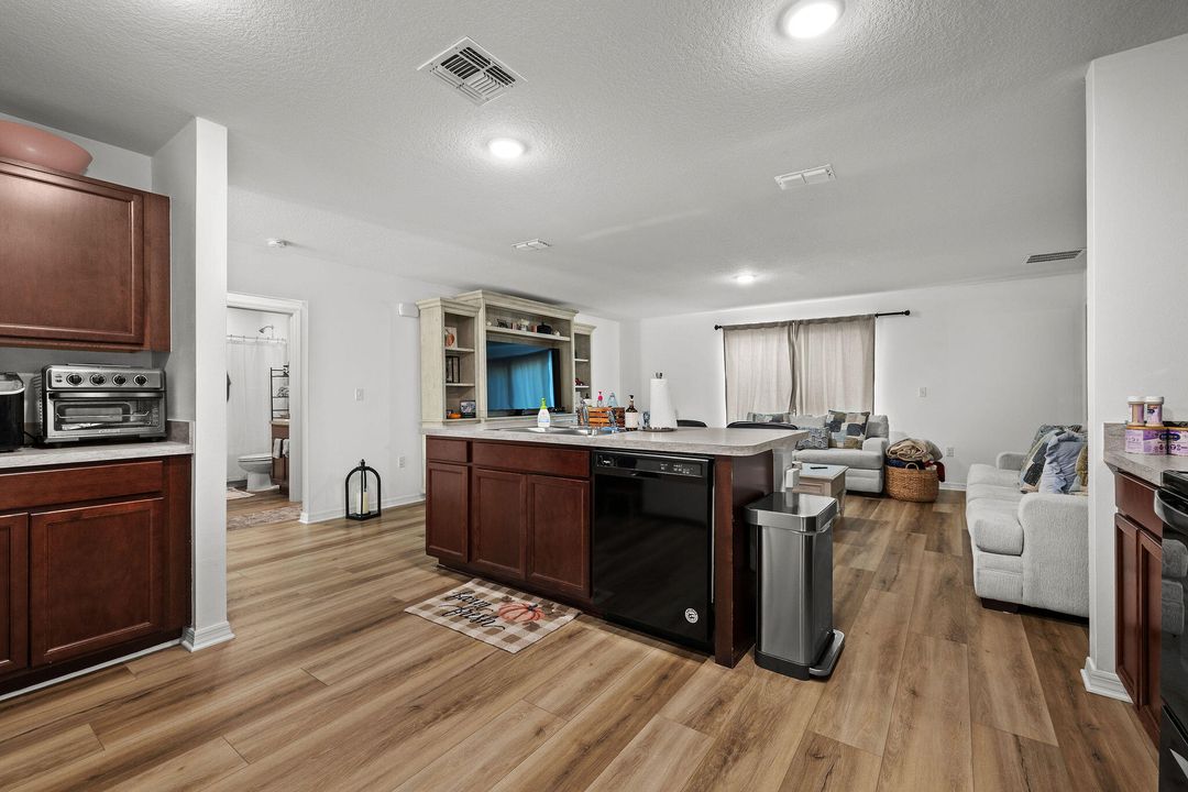 For Sale: $415,000 (4 beds, 2 baths, 1806 Square Feet)