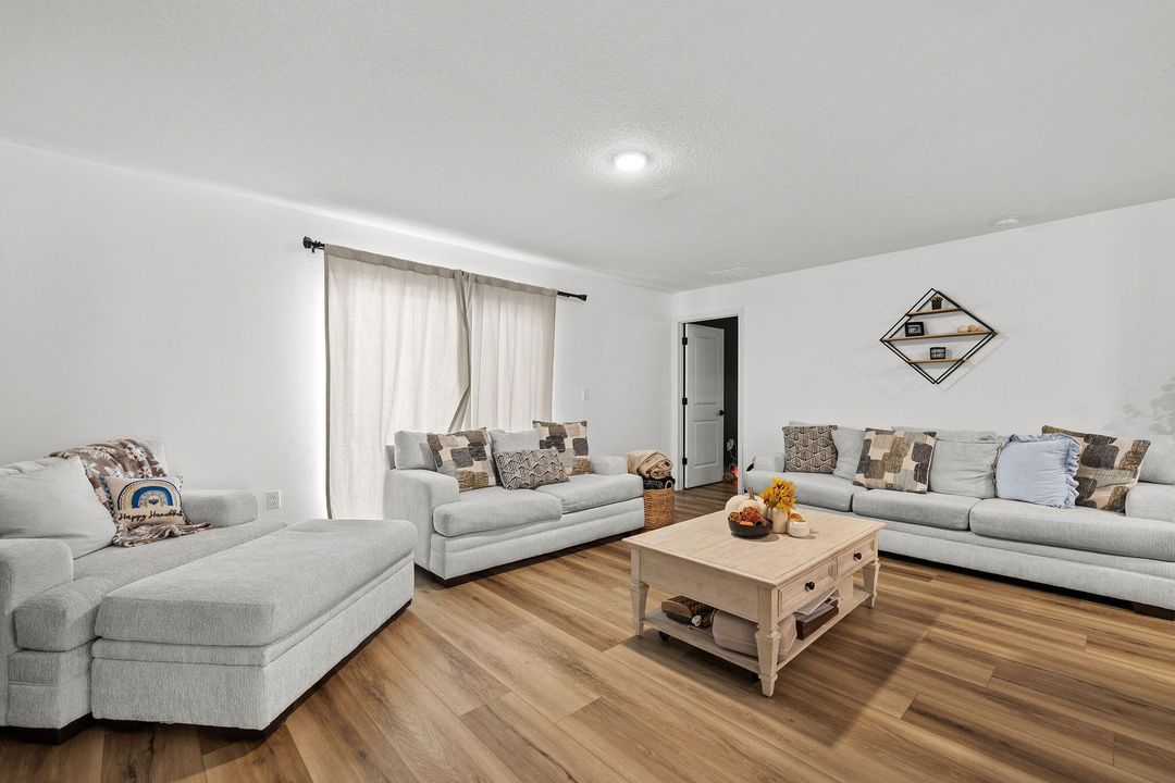 For Sale: $415,000 (4 beds, 2 baths, 1806 Square Feet)