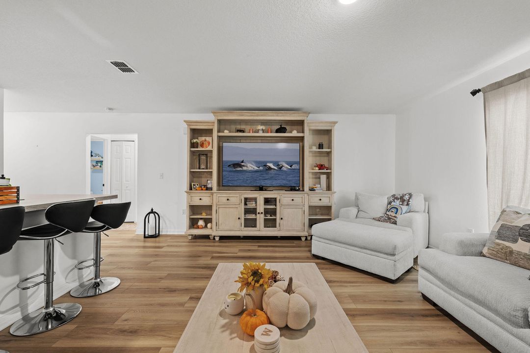 For Sale: $415,000 (4 beds, 2 baths, 1806 Square Feet)