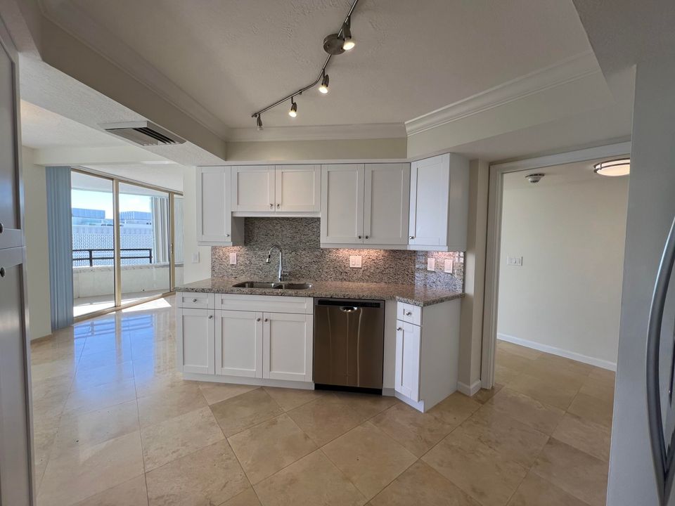 Active With Contract: $3,900 (2 beds, 2 baths, 1380 Square Feet)