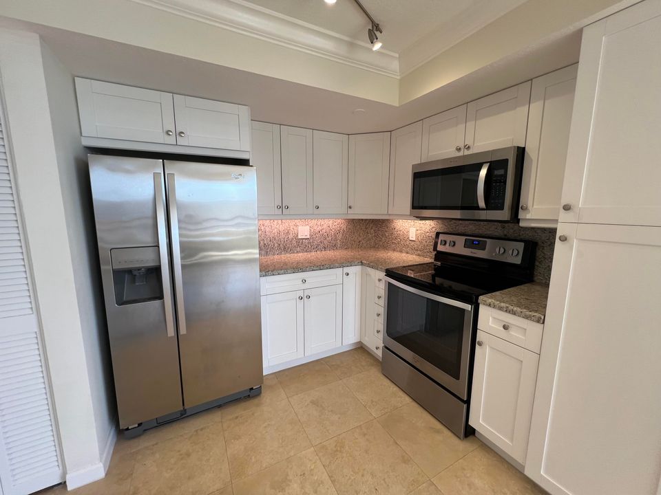 Active With Contract: $3,900 (2 beds, 2 baths, 1380 Square Feet)