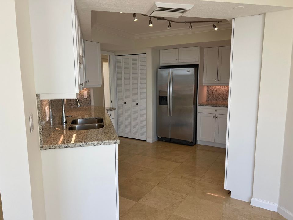 Active With Contract: $3,900 (2 beds, 2 baths, 1380 Square Feet)