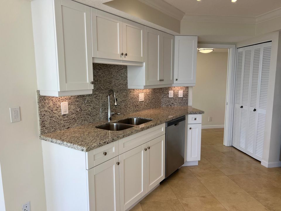 Active With Contract: $3,900 (2 beds, 2 baths, 1380 Square Feet)