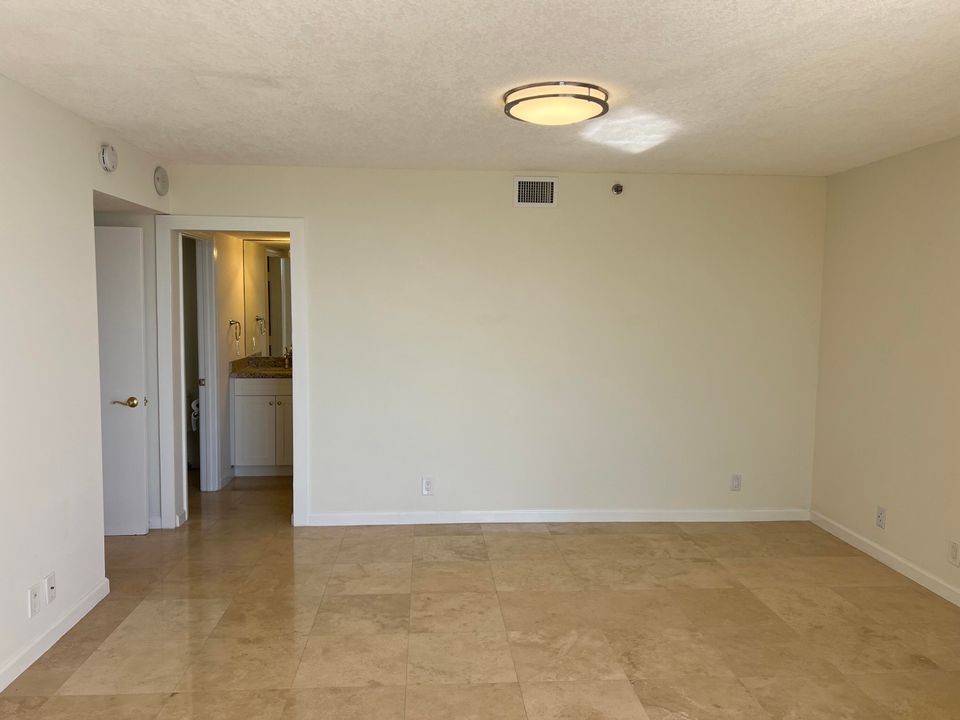 Active With Contract: $3,900 (2 beds, 2 baths, 1380 Square Feet)