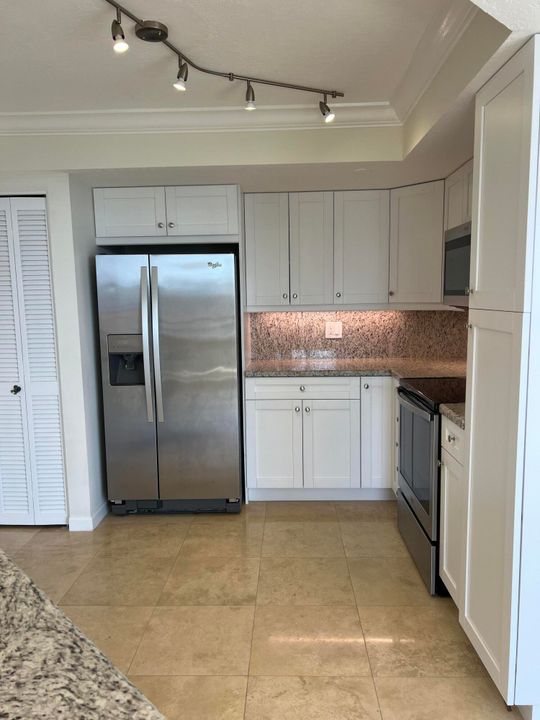 Active With Contract: $3,900 (2 beds, 2 baths, 1380 Square Feet)