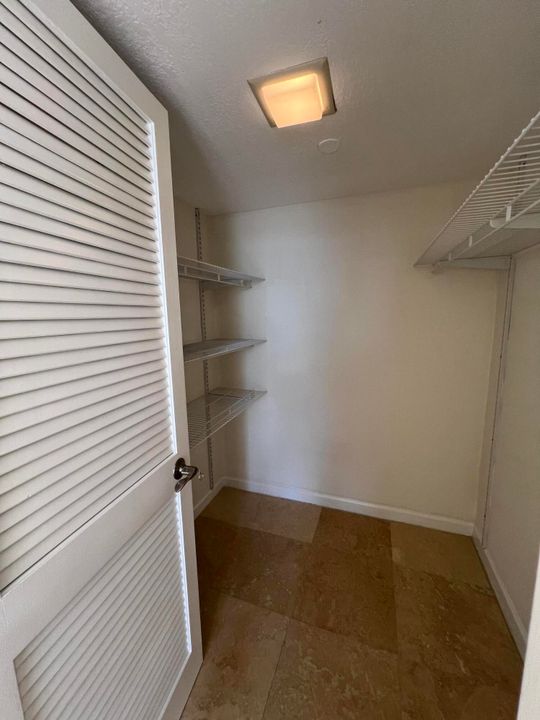 Active With Contract: $3,900 (2 beds, 2 baths, 1380 Square Feet)