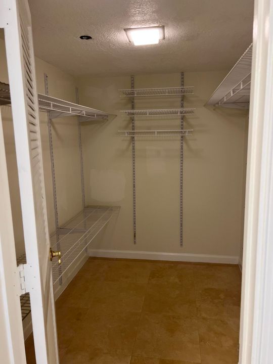 Active With Contract: $3,900 (2 beds, 2 baths, 1380 Square Feet)