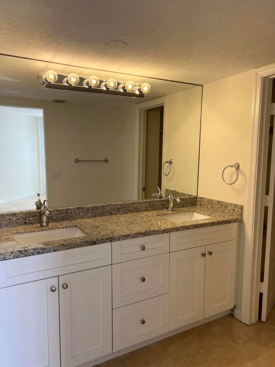 Active With Contract: $3,900 (2 beds, 2 baths, 1380 Square Feet)