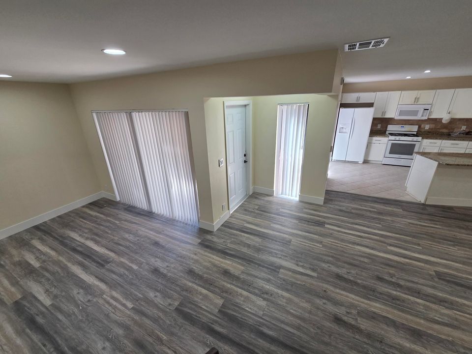 Activo con contrato: $2,350 (3 camas, 2 baños, 1600 Pies cuadrados)