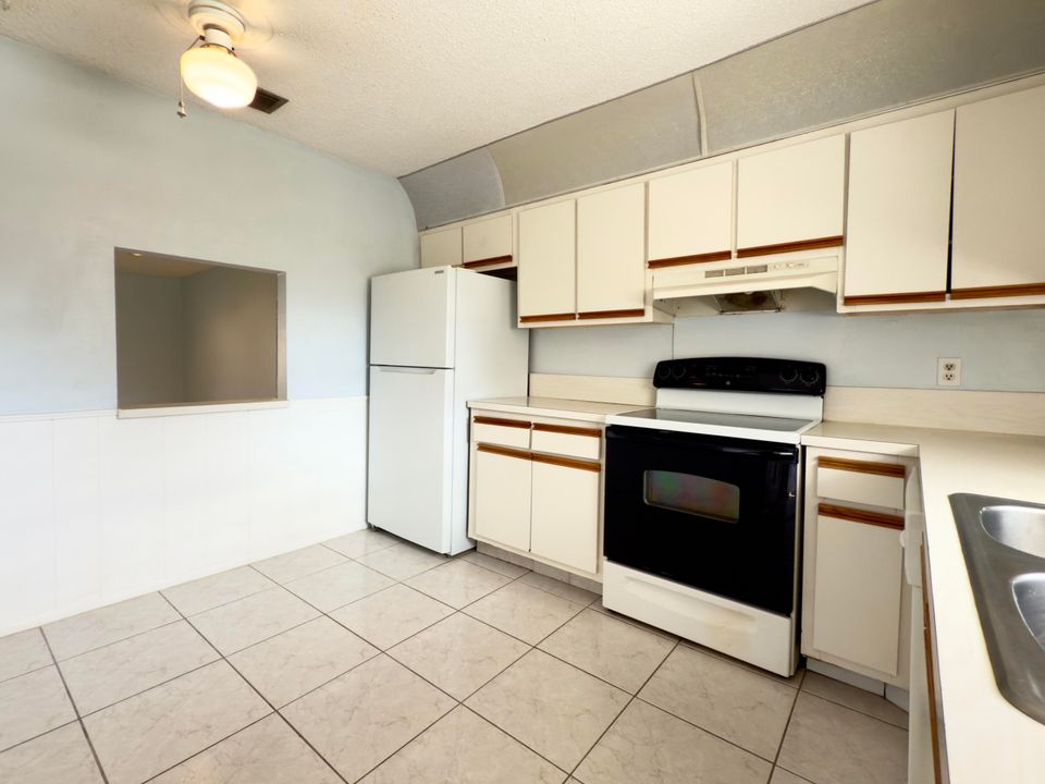 For Sale: $139,900 (2 beds, 2 baths, 1024 Square Feet)