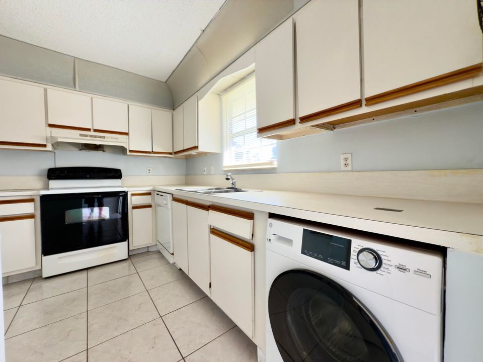 For Sale: $139,900 (2 beds, 2 baths, 1024 Square Feet)