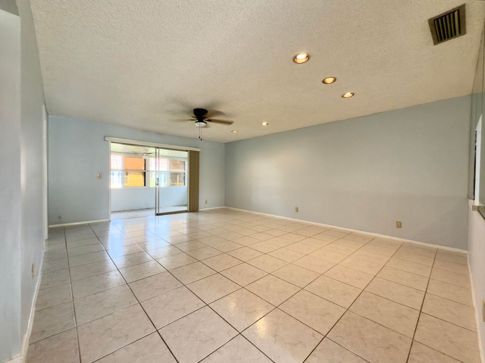 For Sale: $139,900 (2 beds, 2 baths, 1024 Square Feet)