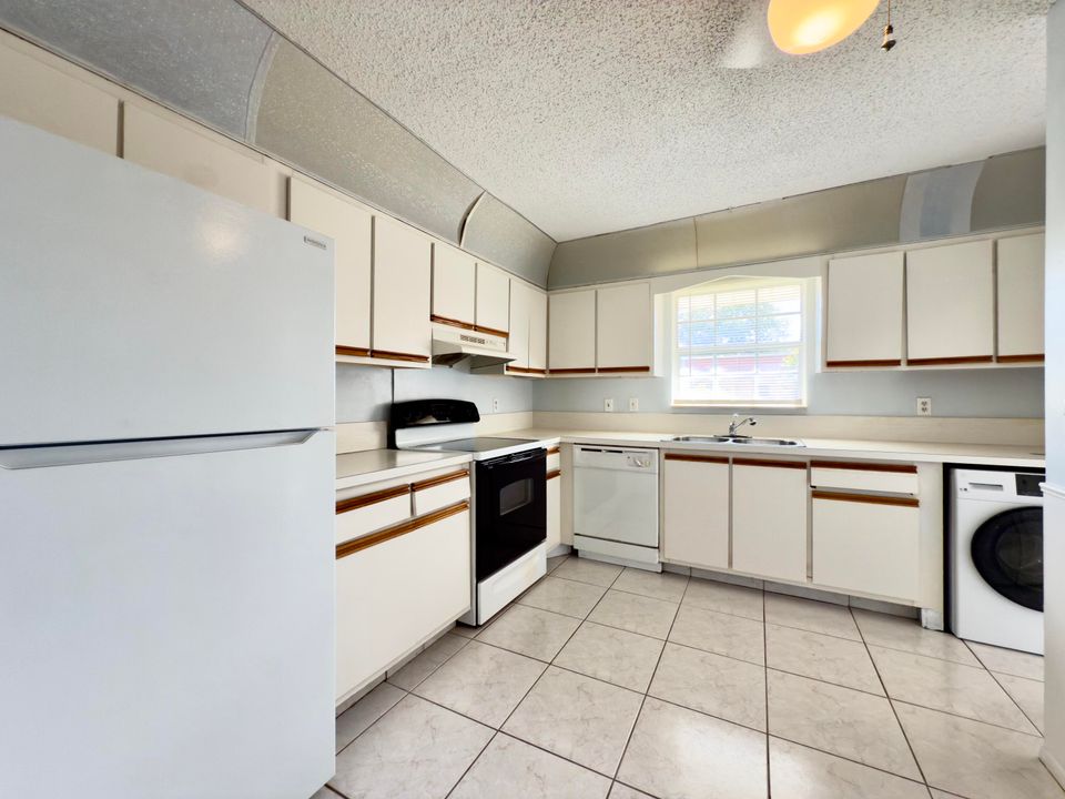 For Sale: $139,900 (2 beds, 2 baths, 1024 Square Feet)