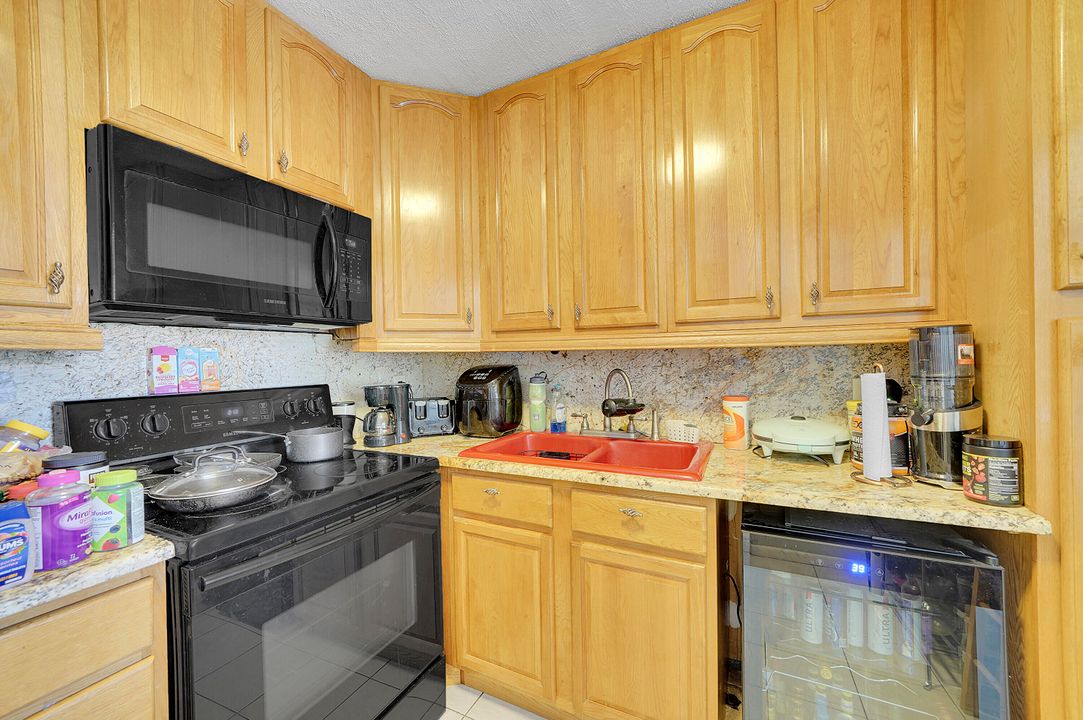 待售: $189,900 (2 贝兹, 2 浴室, 936 平方英尺)