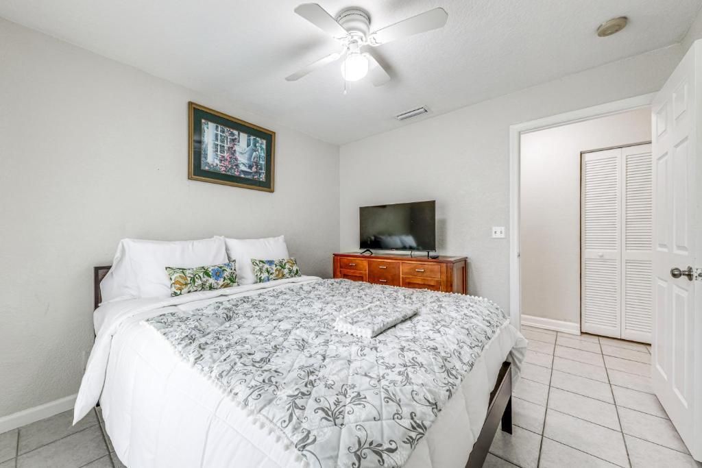 For Rent: $3,600 (3 beds, 2 baths, 1287 Square Feet)