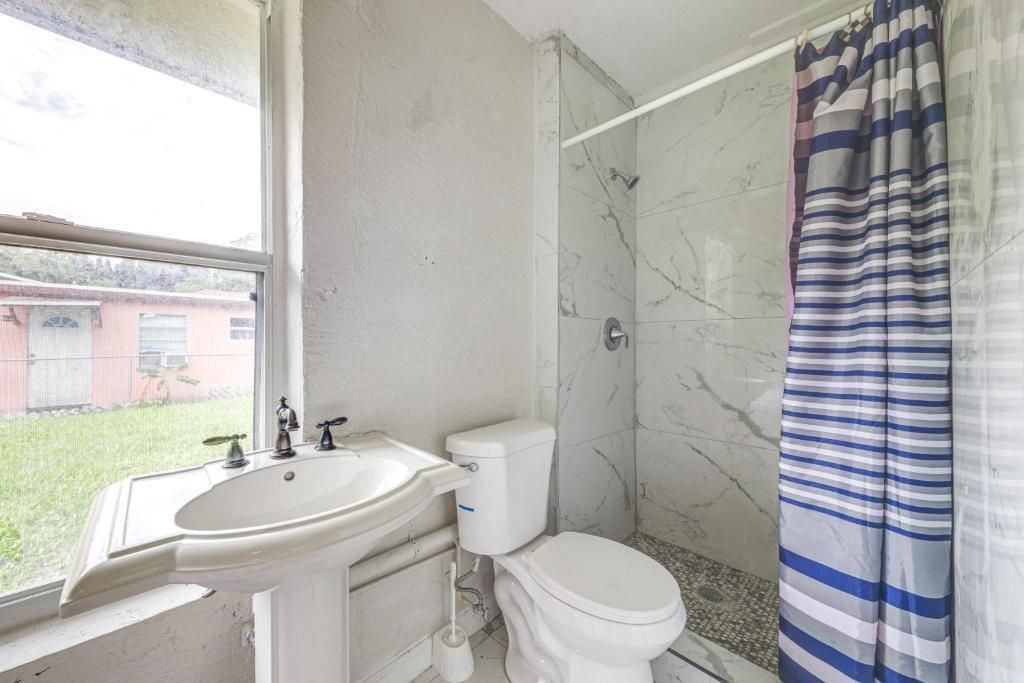 For Rent: $3,600 (3 beds, 2 baths, 1287 Square Feet)