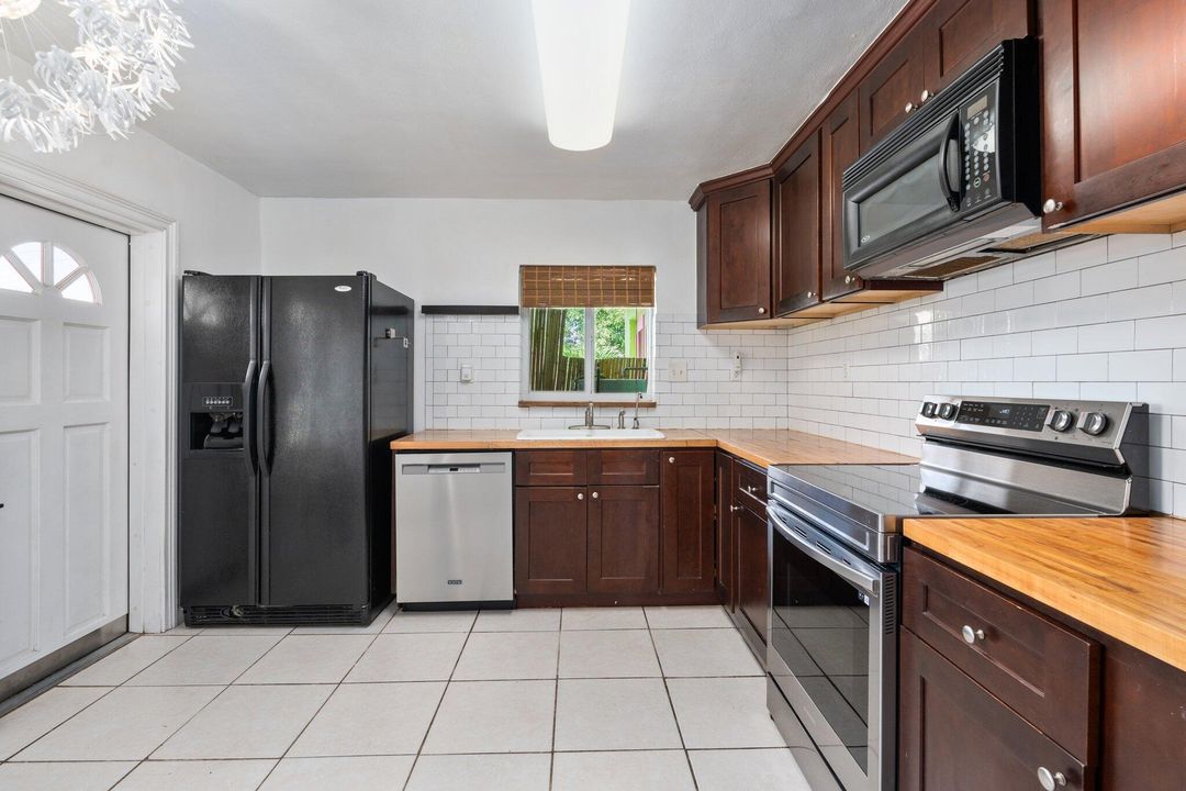 For Rent: $4,000 (2 beds, 2 baths, 1402 Square Feet)