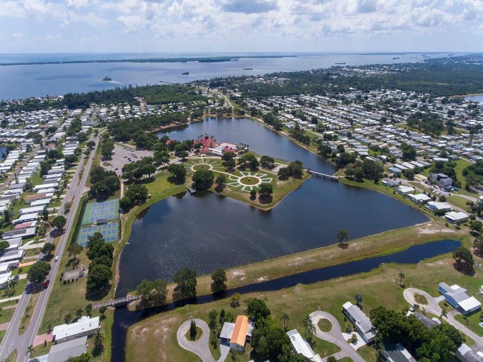 For Sale: $189,900 (2 beds, 2 baths, 1071 Square Feet)