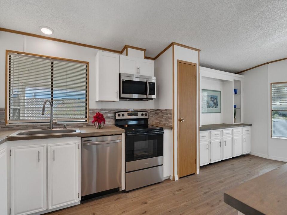 For Sale: $189,900 (2 beds, 2 baths, 1071 Square Feet)