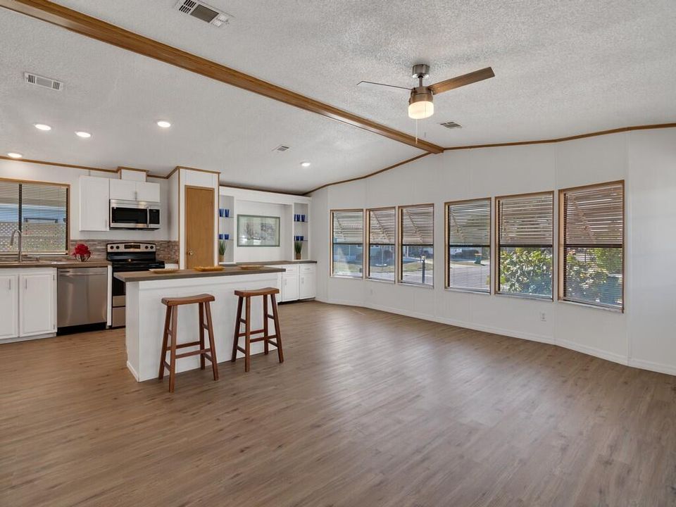 For Sale: $189,900 (2 beds, 2 baths, 1071 Square Feet)