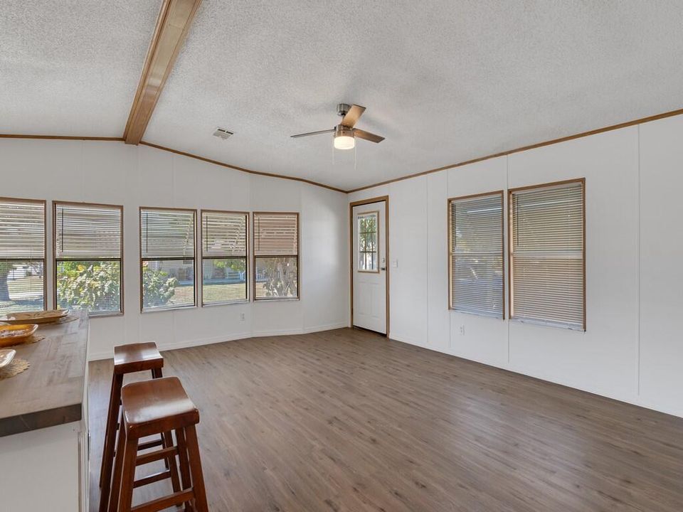 For Sale: $189,900 (2 beds, 2 baths, 1071 Square Feet)