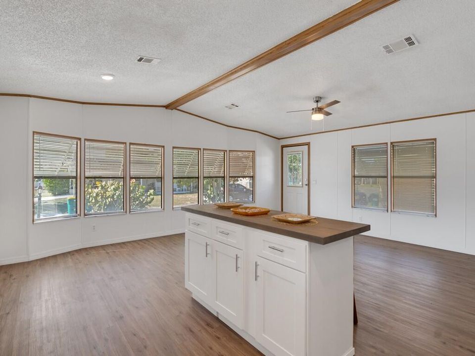 For Sale: $189,900 (2 beds, 2 baths, 1071 Square Feet)