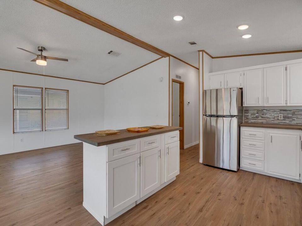 For Sale: $189,900 (2 beds, 2 baths, 1071 Square Feet)