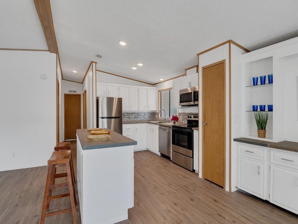 For Sale: $189,900 (2 beds, 2 baths, 1071 Square Feet)