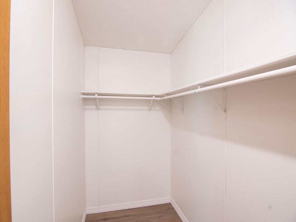 For Sale: $189,900 (2 beds, 2 baths, 1071 Square Feet)